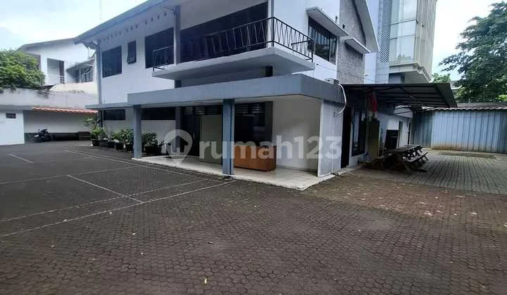 Senopati House is suitable for a clinic or restaurant, corner position, South Jakarta.