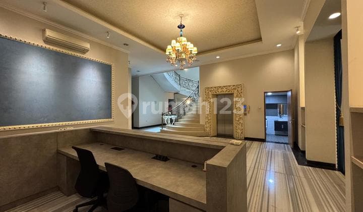 Gedung 5 Lantai Jl Sumenep Menteng Cocok untuk Klinik atau Kantor