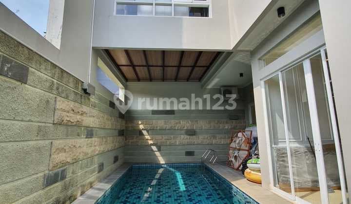 Rumah cantik design modern private pool dalam town house di kemang