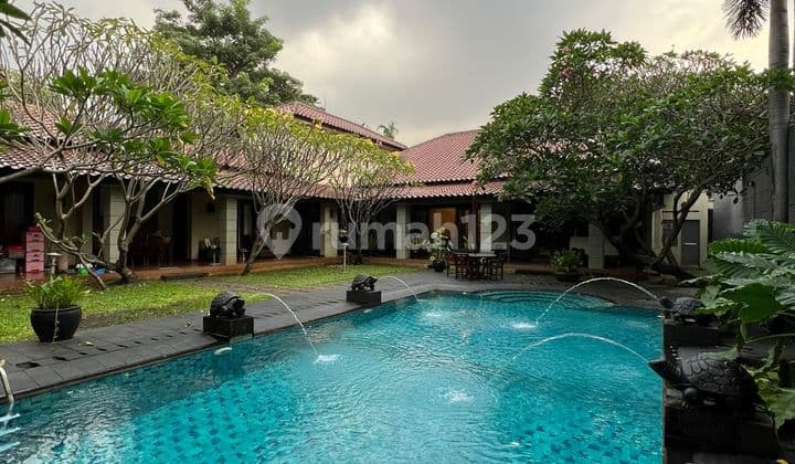 Rumah mewah halaman luas siap huni di kemang barat