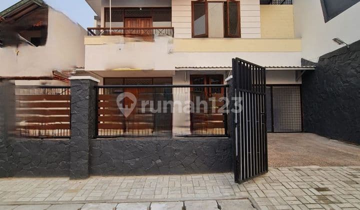 Rumah lama terawat prime area di pakubuwono kebayoran baru