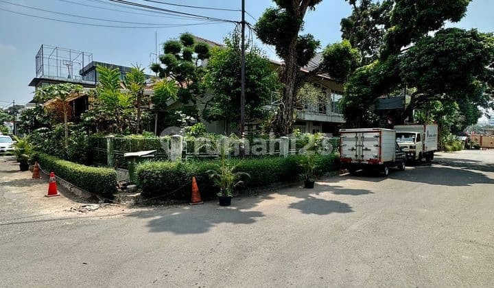 Rumah lama dalam komplek posisi hoek di senayan