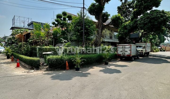 Rumah lama dalam komplek posisi hoek di senayan