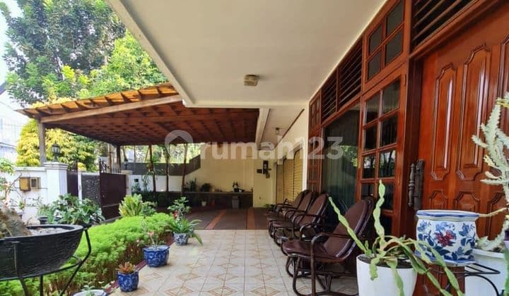 Rumah asri terawat lingkungan rindang prime area di Menteng