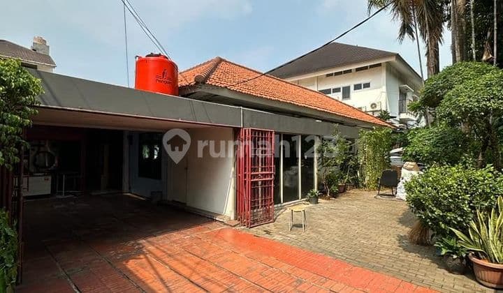 Rumah lama hitung tanah jalan lebar di Kebayoran baru