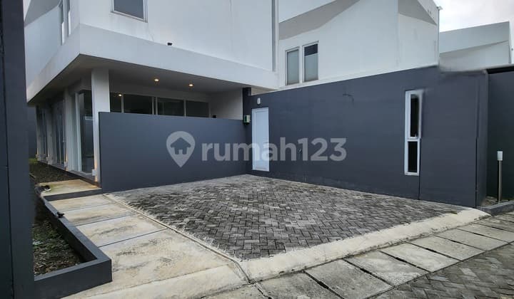 Brand.new Design Modern Dlm Town House.siap Huni Di Lebak Bulus