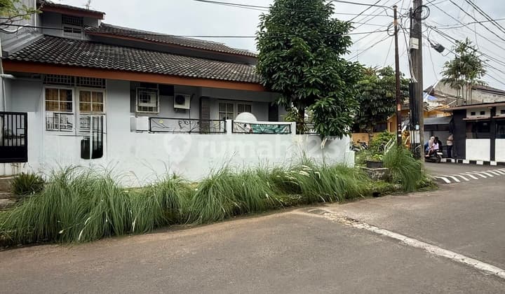 Rumah Asri Hoek Jln Lebar.siap Huni di Komplek Bintaro Sektor 9