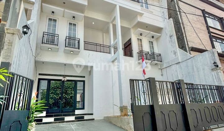 Rumah Modern 3 Lantai Terawat Siap Huni Di Kebayoran Baru