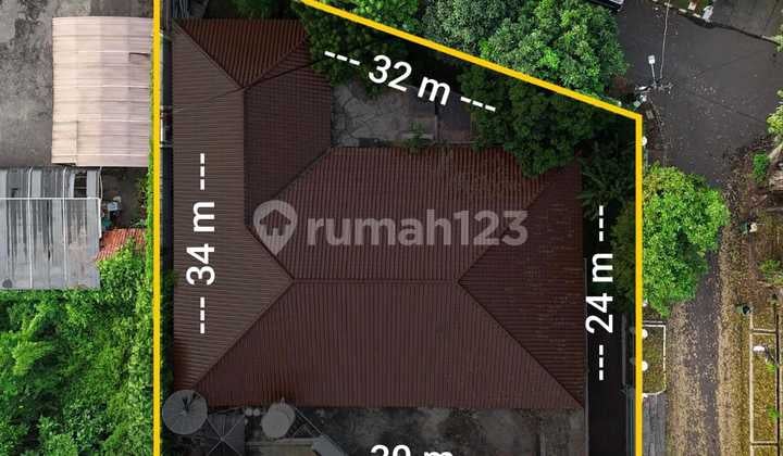 Old House. Land Price Calculated Below NJOP Prime. in Mega Kuningan.