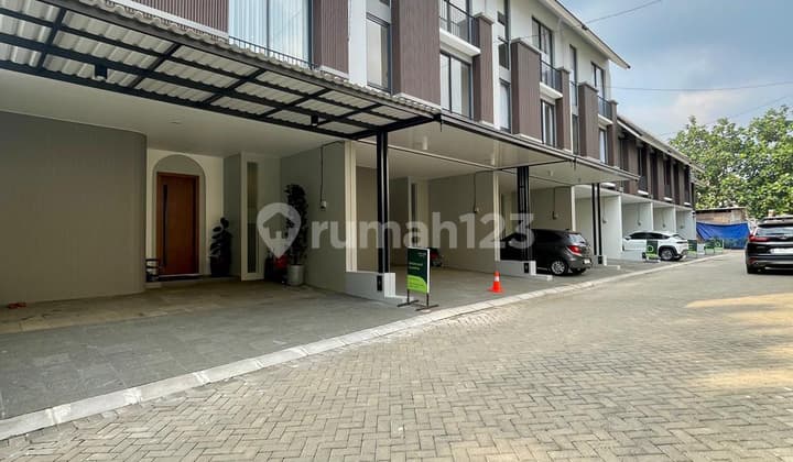 Brand.new.design Modern Siap Huni Dlm Town House.di Lebak Bulus