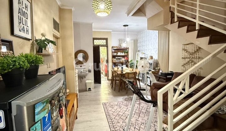 Rumah Rapi Kamar 4 di Limus Pratama Dekat Kota Wisata Cibubur