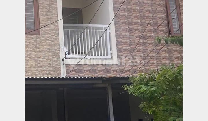 3-Story House, Strategic Location, Ready to Occupy in Utan Kayu, East Jakarta