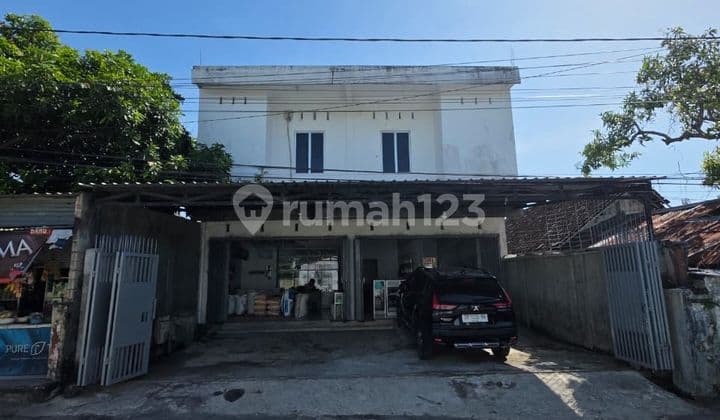 Toko dan Rumah di Pinggir Jalan Ampenan