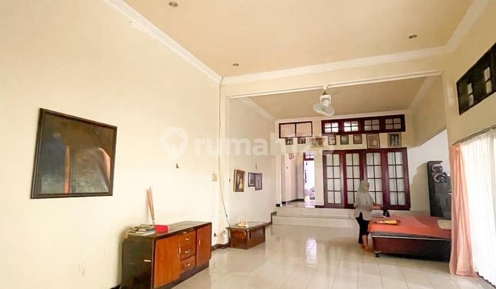 House and shop on the side of Panjitilar street