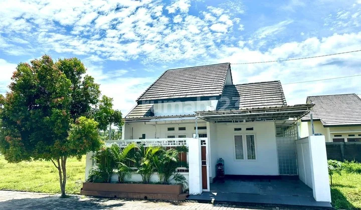 Rumah di kompleks Ayodhya palace meninting