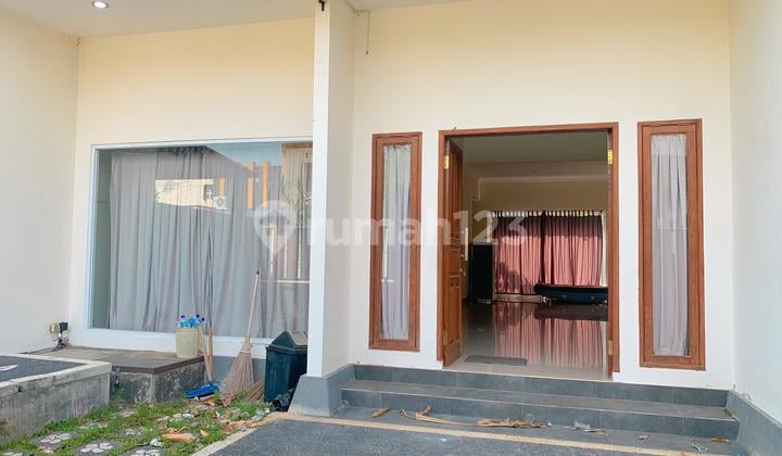 Rumah dengan kolam renang nuansa Villa di Udayana