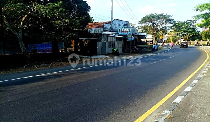 House on the side of Batujai Praya Main Road