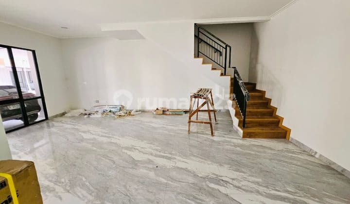 Rumah Bagus di Pik2, Kosambi. Tangerang.. Uk 8X12.5m. 2 Lantai. Semi Furnish. Renov. Siap Huni. 3.15M Nego !!!