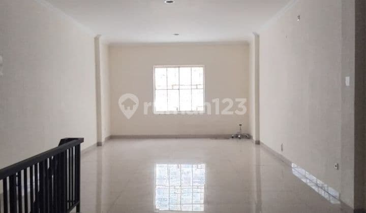 Shop House in Green Lake City Complex, Green Lake City Street, Petir, Cipondoh. Size 4.5x15m. 3.5 Floors. Unit ready. Suitable for office and online shop. Unit ready!! Move-in ready. 110 million/year.