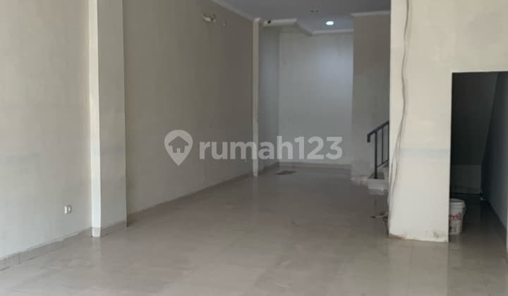 Ruko Hadap Jalan Raya Di Green Lake City, Jl. Green Lake City, Petir, Cipondoh, Kota Tangerang.. Uk 4.5x15m 3.5 Lantai.. 110jt/th. Min 2th. Unit Ready
