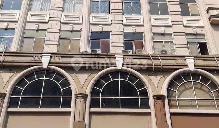 Ruko 3,5 Lantai di Green Lake City Cipondoh Tangerang.. Hadap Jalan Raya / Boulevard.. Ramai dan Strategis.. 140Jt/Th Nego