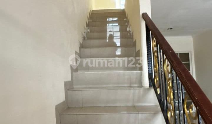 Nice House in Green Lake City Complex, Jl. Green Lake City, Petir, Cipondoh, Tangerang City, Banten. Size 4x15m. 2 Floors. 50Million/Year