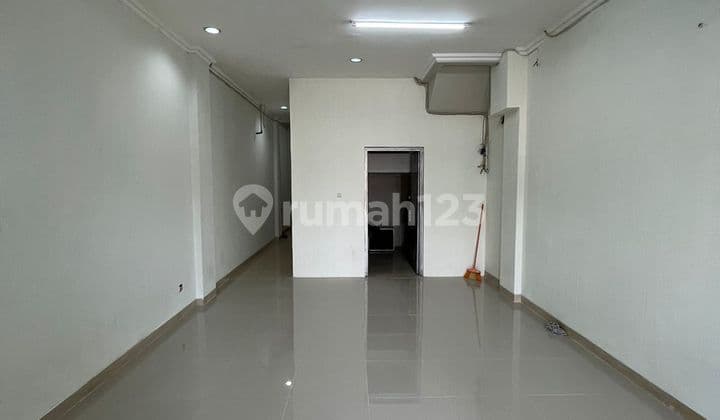 Sedayu Square Shop House.. Faces Outer Ringroad Cengkareng Main Road.. Size 4.5X15m. 3.5 Floors.24-Hour Security. Highly Strategic Location.160 Million/Year