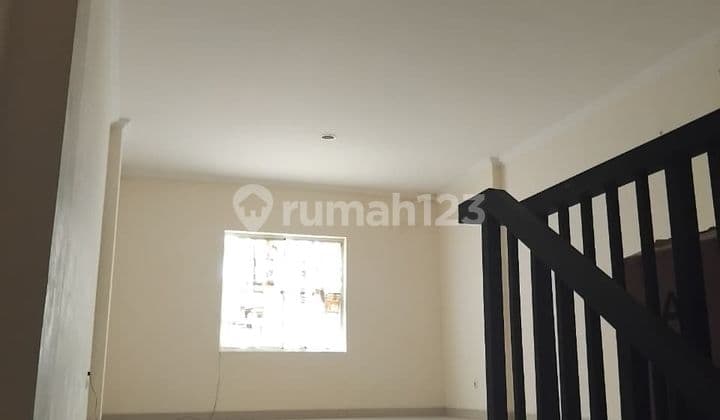 Shop House in Green Lake City Complex, Green Lake City Street, Petir, Cipondoh, Tangerang City.. Suitable for Office. 3.5 Floors. Neat.. 110 Million/Year. Unit Ready