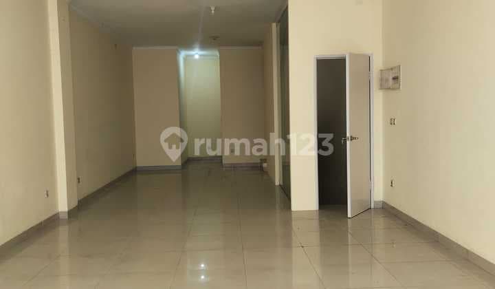 Nice Shop House in Greenlake City. Suitable for Office. 24-Hour Security. Strategic Location. 115M/year.