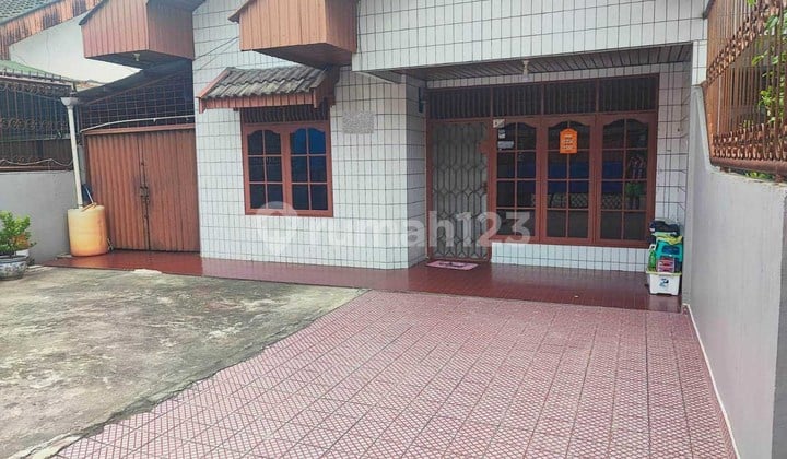 Dijual Rumah Strategis Dekat Jalan Riau