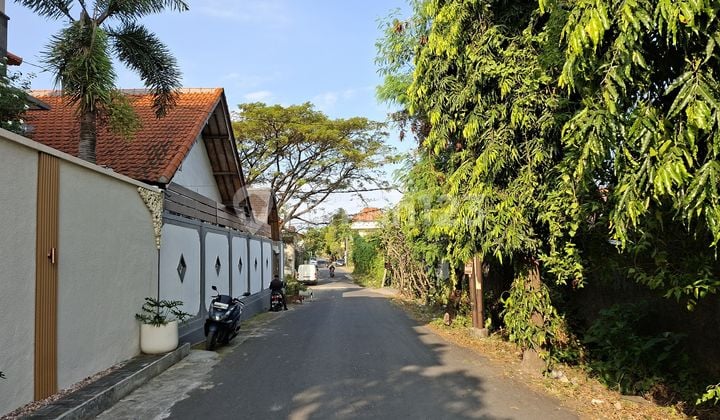 For Sale: A Plot of Land in a Villa Area, Kerobokan Kelod.