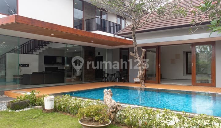 Dijual Rumah Style Villa Mewah Dua Lantai Denpasar