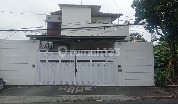 Dijual Buc Rumah 2 Lantai dengan Basement dan Rooftop
