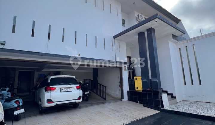Rumah Modern Dekat Supermarket Di Renon