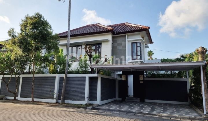 Villa Keluarga Bale Mansion di Sunset Road