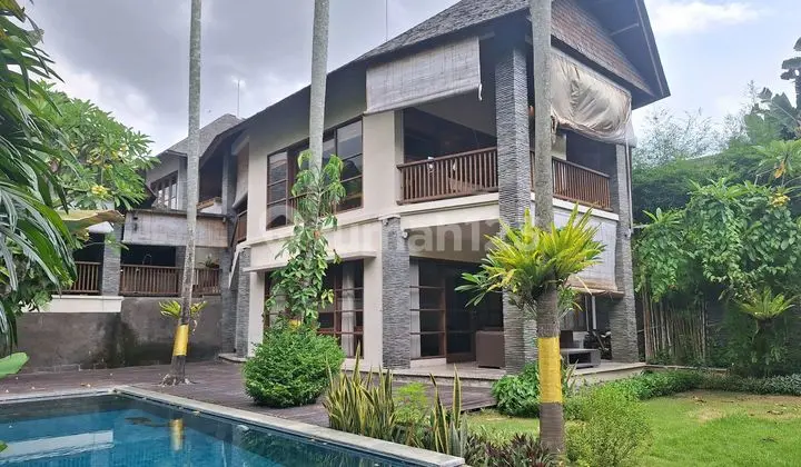 Tropis Balinese Villa 4 Kamar di Bumbak Umalas