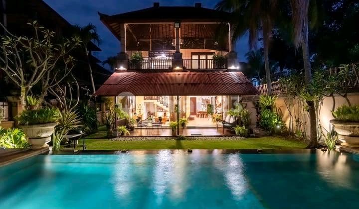 Villa Tropis Dekat Pantai Petitenget Seminyak