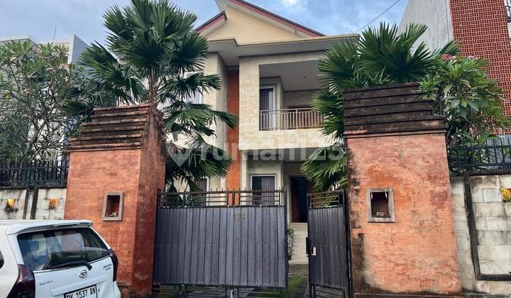 Rumah Nyaman dengan Kebun Luas di Merdeka Renon