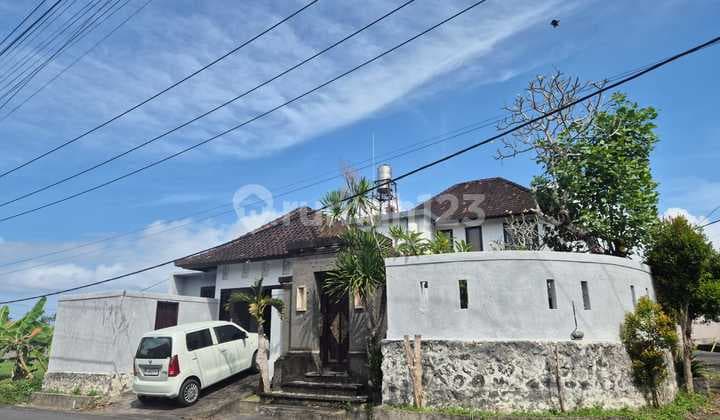 Rumah Tropis Nyaman Dekat Bali Safari