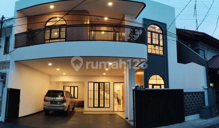 For Sale Rumah Baru 3 Lantai di Ampera Raya - Dalam Kompleks Eksklusif