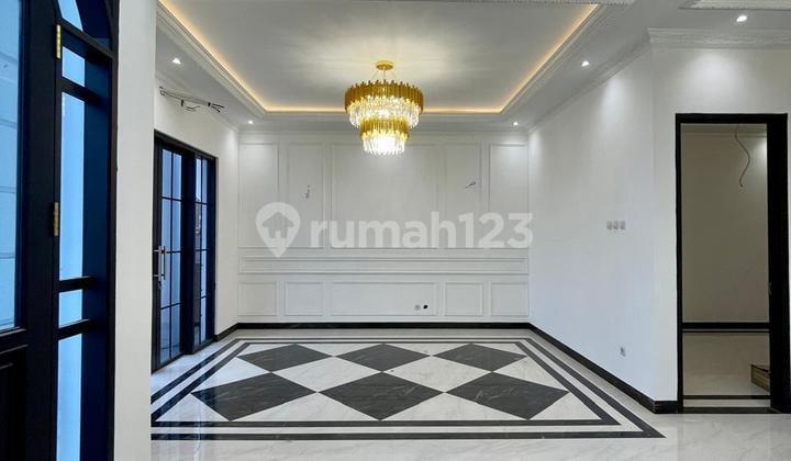 Dijual Rumah Cantik 3 Lantai + Rooftop Like New di Jagakarsa