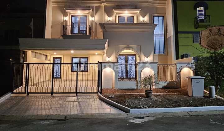 Dijual Rumah Mewah Kolam Renang di Kota Wisata - Siap Huni