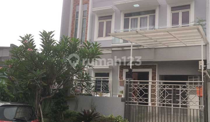 Dijual Rumah 2 Lantai di Cluster Sapphire Phg Gading Serpong Lokasi Strategis Semi Furnished, Rat