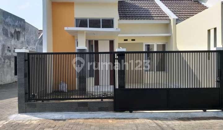 Rumah Baru Minimalis Hoek Dkt Bandara Abd Saleh Malang