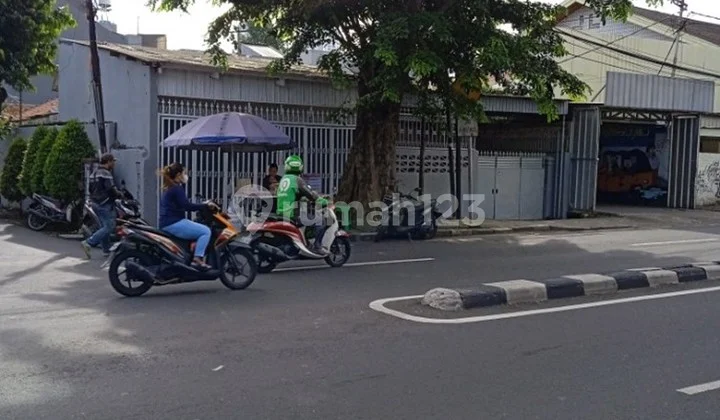 Rumah Hitung Tanah Pinggir Jalan Raya di Kebayoran Lama Jakarta