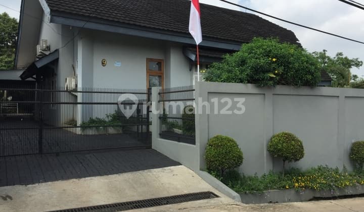 Rumah Nyaman Halaman Luas di Jl Lereng Indah Cinere