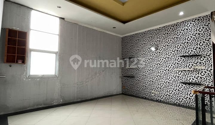 Rumah 3 Lantai, Semi Furnished