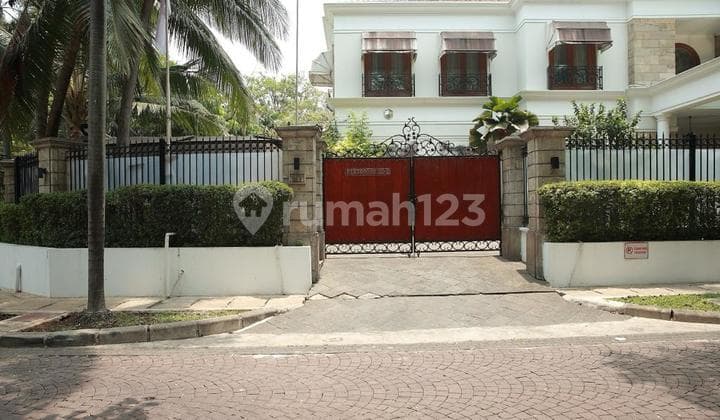 Rumah Mewah 2 Lantai Hook Menteng Jakarta Pusat