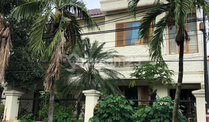 Rumah Furnished 2 Lantai Dekat Pegangsaan Menteng