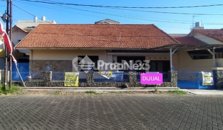 Rumah Besar di Ngagel, tenang jalan lebar